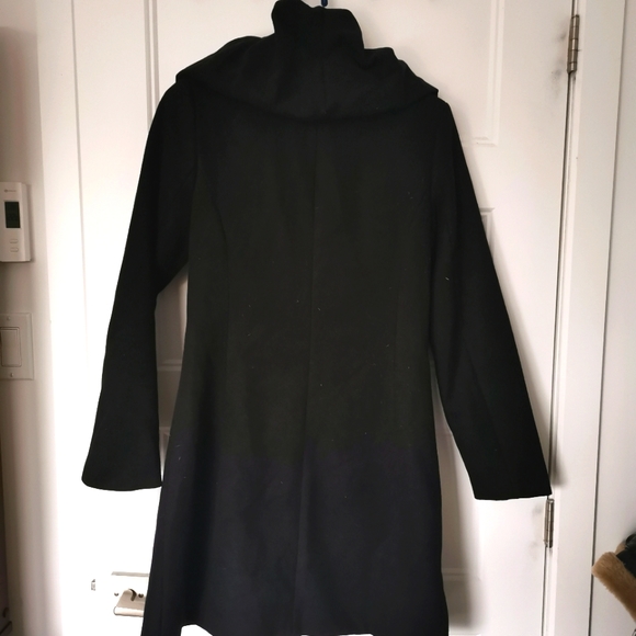 Beautiful Lady Dutch Coat - Picture 7 of 8